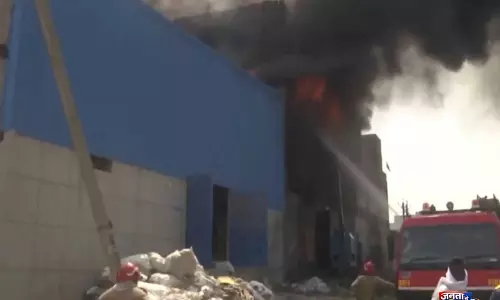 Delhi: कंझावला इंडस्ट्रियल एरिया की एक फैक्ट्री में आग लगी; 28 दमकल गाड़ियां मौके पर भेजी गईं
