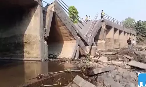 सूरजपुर में बांक नदी पुलिया ध्वस्त, कई गांवों का संपर्क टूटा सूरजपुर में बांक नदी पुलिया ध्वस्त, कई गांवों का संपर्क टूटा