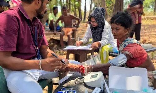 घने जंगलों और नदी-नालों को पार कर स्वास्थ्य दूतों ने बचाई दो मासूमों की जान घने जंगलों और नदी-नालों को पार कर स्वास्थ्य दूतों ने बचाई दो मासूमों की जान