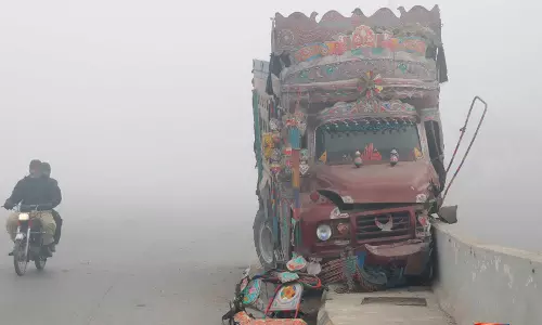 Pakistan: टूटी सड़कों ने शासन की विफलता को उजागर किया, कराची में अफ़रा-तफ़री का माहौल Pakistan: टूटी सड़कों ने शासन की विफलता को उजागर किया, कराची में अफ़रा-तफ़री का माहौल