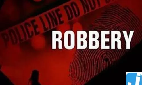 Robbery: दिनदहाड़े बदमाशों ने कैश वैन से लूटे 27 लाख रुपए Robbery: दिनदहाड़े बदमाशों ने कैश वैन से लूटे 27 लाख रुपए