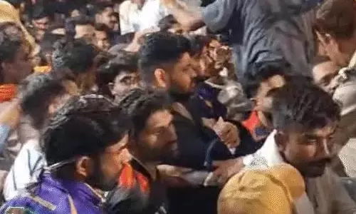रायपुर RCB vs KKR मैच में हंगामा, स्टेडियम गेट पर बेकाबू भीड़, सुरक्षा पर उठे सवाल