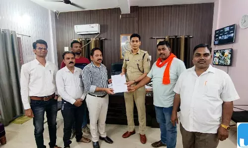 सुशासन तिहार 2026 में हंगामा, पार्षद समेत कई पर FIR; अधिकारियों को बंधक बनाने का आरोप सुशासन तिहार 2026 में हंगामा, पार्षद समेत कई पर FIR; अधिकारियों को बंधक बनाने का आरोप