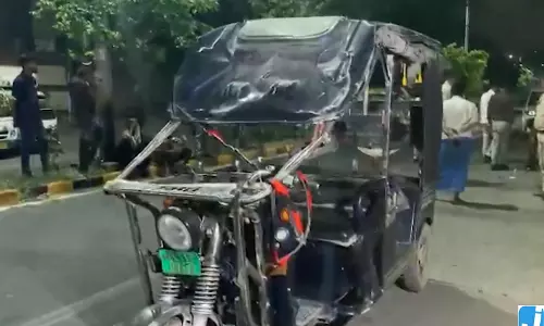 दर्दनाक सड़क हादसा, बोलेरो की टक्कर से ई-रिक्शा क्षतिग्रस्त दर्दनाक सड़क हादसा, बोलेरो की टक्कर से ई-रिक्शा क्षतिग्रस्त