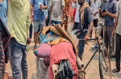 Balasore महिला हत्या केस में न्याय की गुहार, शव संग थाने पहुंचे परिजन Balasore महिला हत्या केस में न्याय की गुहार, शव संग थाने पहुंचे परिजन