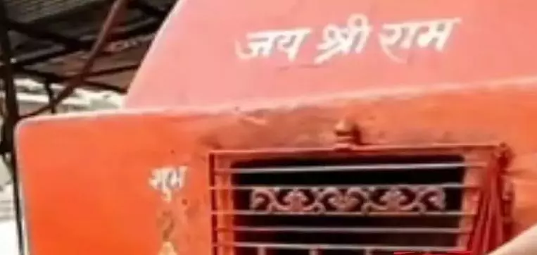 महिला ने देवी-देवताओं का किया अपमान, CCTV फुटेज आया सामने महिला ने देवी-देवताओं का किया अपमान, CCTV फुटेज आया सामने