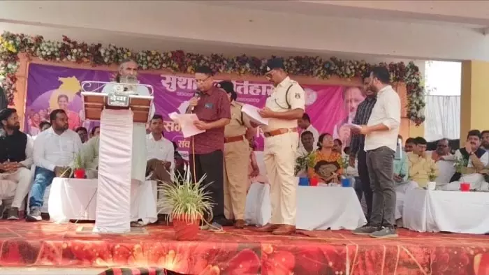 सांसद ने अफसरों को चेताया...होशियारी मत मारो, काम करो सांसद ने अफसरों को चेताया...होशियारी मत मारो, काम करो