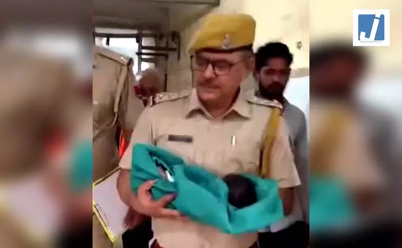 बाप रे! 80 फीट गहरे सूखे कुएं में नवजात बच्ची को फेंका, देवदूत बना युवक बाप रे! 80 फीट गहरे सूखे कुएं में नवजात बच्ची को फेंका, देवदूत बना युवक