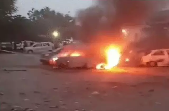 Faridabad: मैदान में खड़े वाहनों में आग से मचा हड़कंप Faridabad: मैदान में खड़े वाहनों में आग से मचा हड़कंप