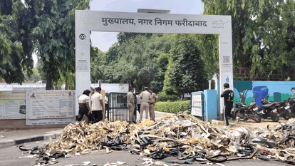 Faridabad: नगर निगम के बाहर कूड़ा डालकर जताया विरोध Faridabad: नगर निगम के बाहर कूड़ा डालकर जताया विरोध