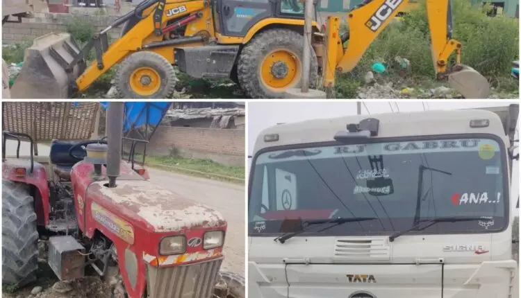 Pulwama: पुलवामा में संदिग्ध वाहनों पर पुलिस का शिकंजा Pulwama: पुलवामा में संदिग्ध वाहनों पर पुलिस का शिकंजा