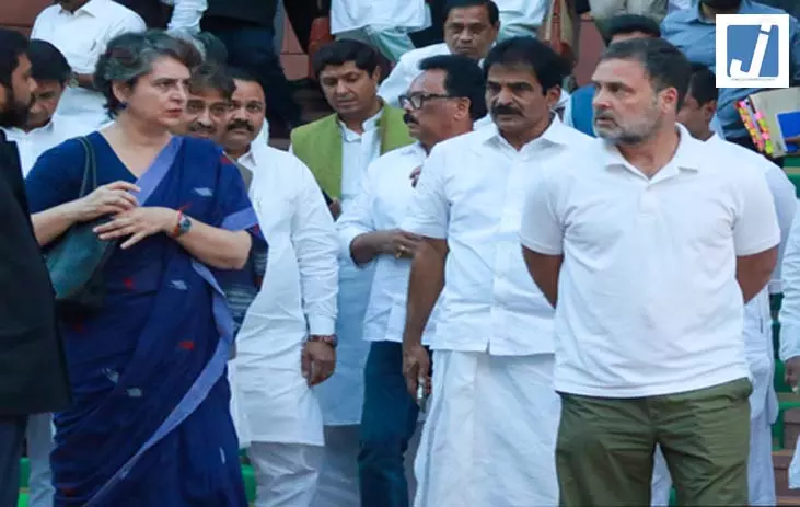 केरल सीएम पर खींचतान: वायनाड में राहुल-प्रियंका के खिलाफ पोस्टर, केसी वेणुगोपाल को बढ़ावा देने का आरोप केरल सीएम पर खींचतान: वायनाड में राहुल-प्रियंका के खिलाफ पोस्टर, केसी वेणुगोपाल को बढ़ावा देने का आरोप