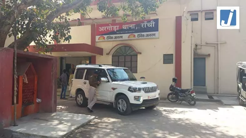 बाइक सवार अपराधियों ने यात्री बस पर की फायरिंग, एक अपराधी गिरफ्तार बाइक सवार अपराधियों ने यात्री बस पर की फायरिंग, एक अपराधी गिरफ्तार