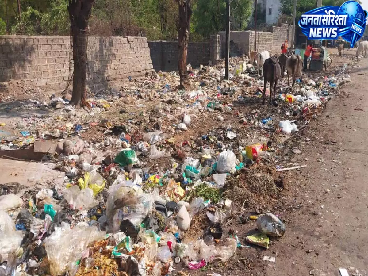 Hyderabad: बरकस रोड पर कूड़े के ढेर से दुर्घटना का डर Hyderabad: बरकस रोड पर कूड़े के ढेर से दुर्घटना का डर