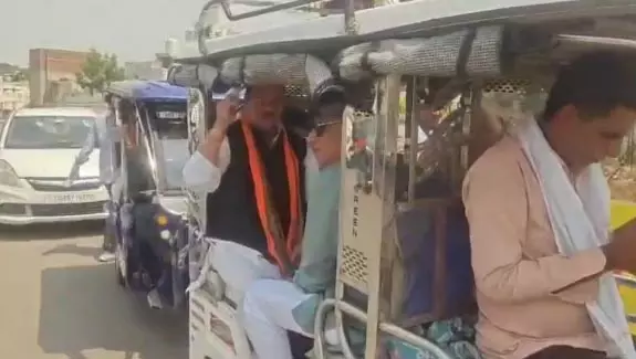 बीजेपी प्रवक्ता रिक्शे का कर रहे इस्तेमाल बीजेपी प्रवक्ता रिक्शे का कर रहे इस्तेमाल
