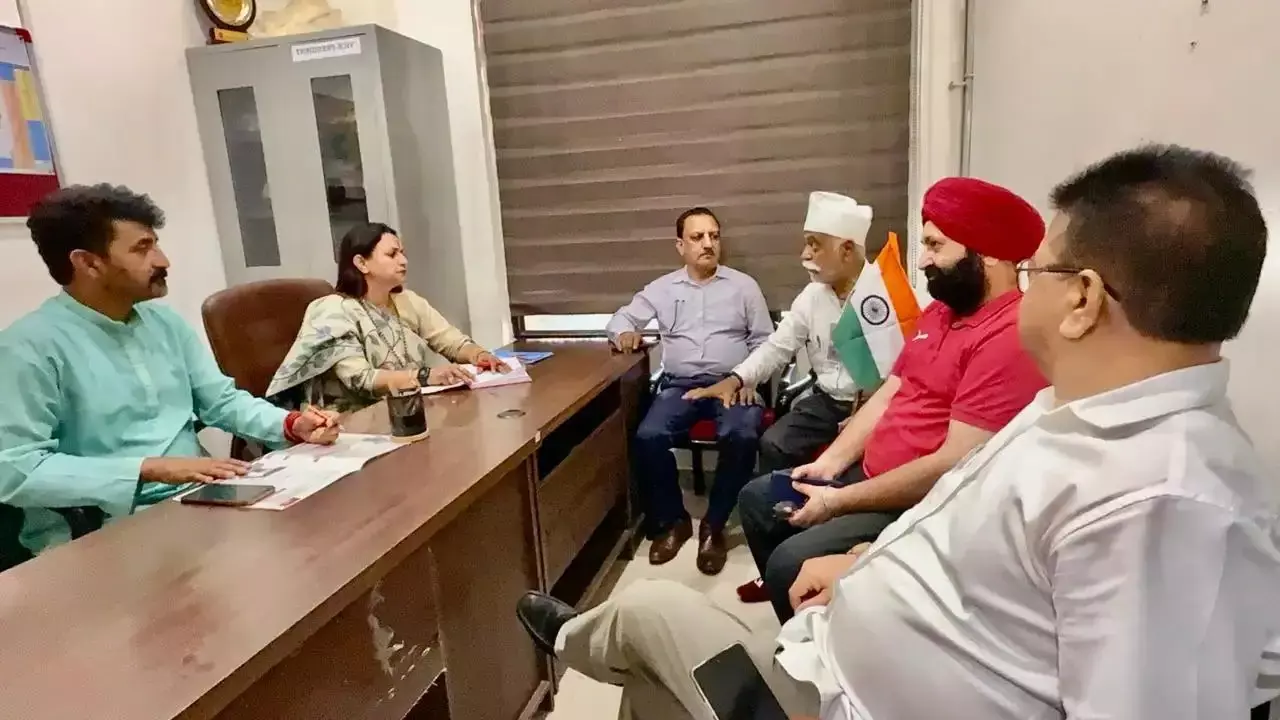 Jammu: भाजपा नेताओं ने जनता की शिकायतों पर दिया आश्वासन Jammu: भाजपा नेताओं ने जनता की शिकायतों पर दिया आश्वासन
