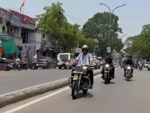 बुलेट में दौरा कर रहे विधायक जी, ईंधन बचाने कार का इस्तेमाल नहीं बुलेट में दौरा कर रहे विधायक जी, ईंधन बचाने कार का इस्तेमाल नहीं