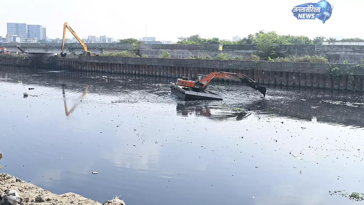 मानसून से पहले मुंबई में नाले सफाई अभियान तेज, BMC ने 64.42% गाद निकासी पूरी की मानसून से पहले मुंबई में नाले सफाई अभियान तेज, BMC ने 64.42% गाद निकासी पूरी की