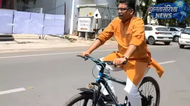 ईंधन बचत के संदेश के साथ BJP सांसद आशीष दुबे ने साइकिल से किया सफर ईंधन बचत के संदेश के साथ BJP सांसद आशीष दुबे ने साइकिल से किया सफर