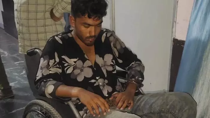 हिस्ट्रीशीटर का पैर टूटा, गिरफ्तारी से बचने भाग रहा था पुलिस को देखकर हिस्ट्रीशीटर का पैर टूटा, गिरफ्तारी से बचने भाग रहा था पुलिस को देखकर