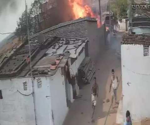 सिलेंडर ब्लास्ट Live मरे 4 लोग, आग बुझा रहे मोहल्ले वाले भागे सिलेंडर ब्लास्ट Live मरे 4 लोग, आग बुझा रहे मोहल्ले वाले भागे
