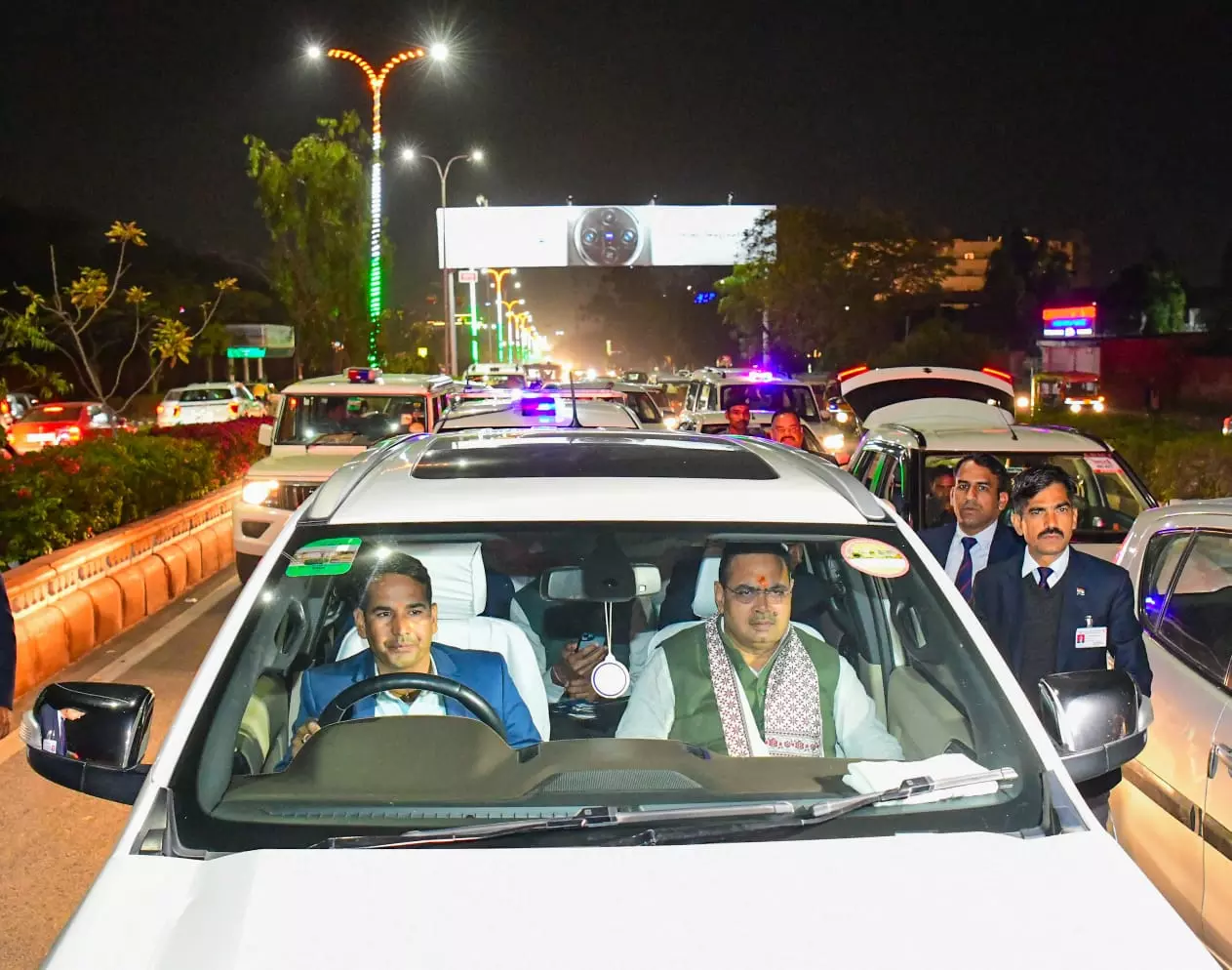 Jaipur: भजनलाल शर्मा ने सुरक्षा काफिले में फिजूल वाहनों पर रोक लगाई Jaipur: भजनलाल शर्मा ने सुरक्षा काफिले में फिजूल वाहनों पर रोक लगाई