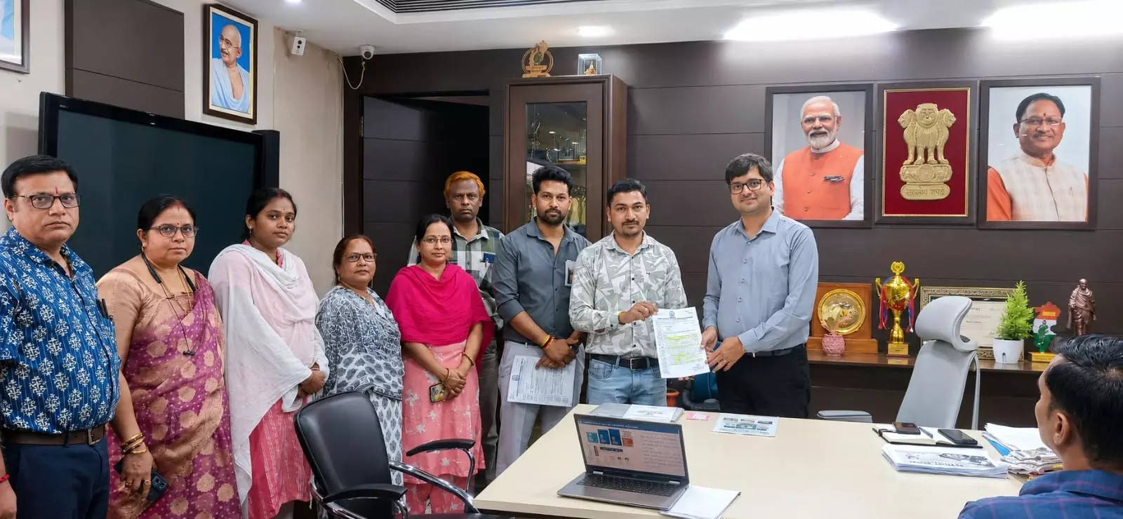प्लेसमेंट कर्मचारियों की मांगों को लेकर प्लेसमेंट कर्मचारी कल्याण संघ ने आयुक्त संबित मिश्रा से की मुलाकात प्लेसमेंट कर्मचारियों की मांगों को लेकर प्लेसमेंट कर्मचारी कल्याण संघ ने आयुक्त संबित मिश्रा से की मुलाकात