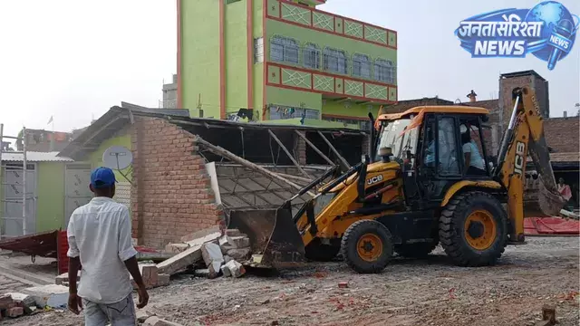 Sultanganj शूटआउट केस: मुख्य आरोपी रामधनी यादव के घर पर चला बुलडोजर Sultanganj शूटआउट केस: मुख्य आरोपी रामधनी यादव के घर पर चला बुलडोजर
