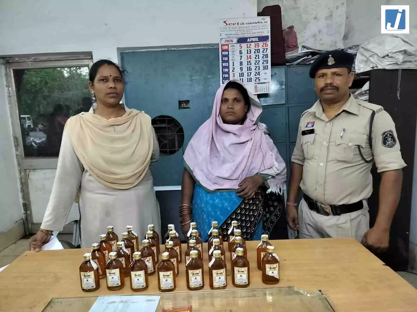 शराब तस्कर महिला गिरफ्तार, 30 पौवा अंग्रेजी शराब मिला शराब तस्कर महिला गिरफ्तार, 30 पौवा अंग्रेजी शराब मिला