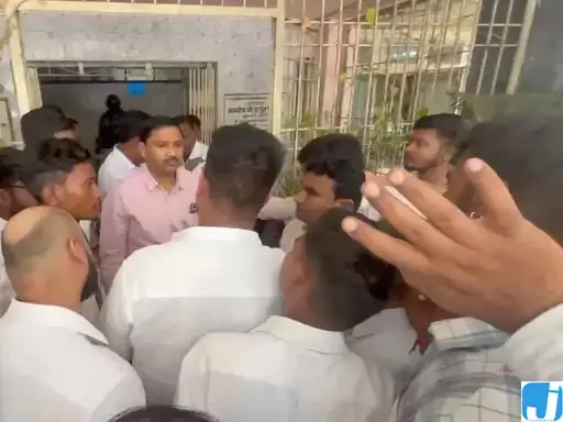 एलएलबी फर्स्ट सेमेस्टर रिजल्ट पर विवाद: दुर्ग हेमचंद यादव विश्वविद्यालय का छात्रों ने किया घेराव एलएलबी फर्स्ट सेमेस्टर रिजल्ट पर विवाद: दुर्ग हेमचंद यादव विश्वविद्यालय का छात्रों ने किया घेराव