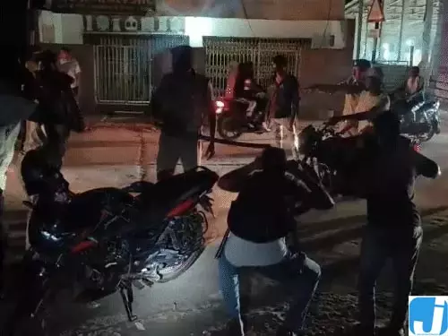 शराब पीकर सड़क पर दहशत फैलाने वाले 12 हुड़दंगी गिरफ्तार शराब पीकर सड़क पर दहशत फैलाने वाले 12 हुड़दंगी गिरफ्तार