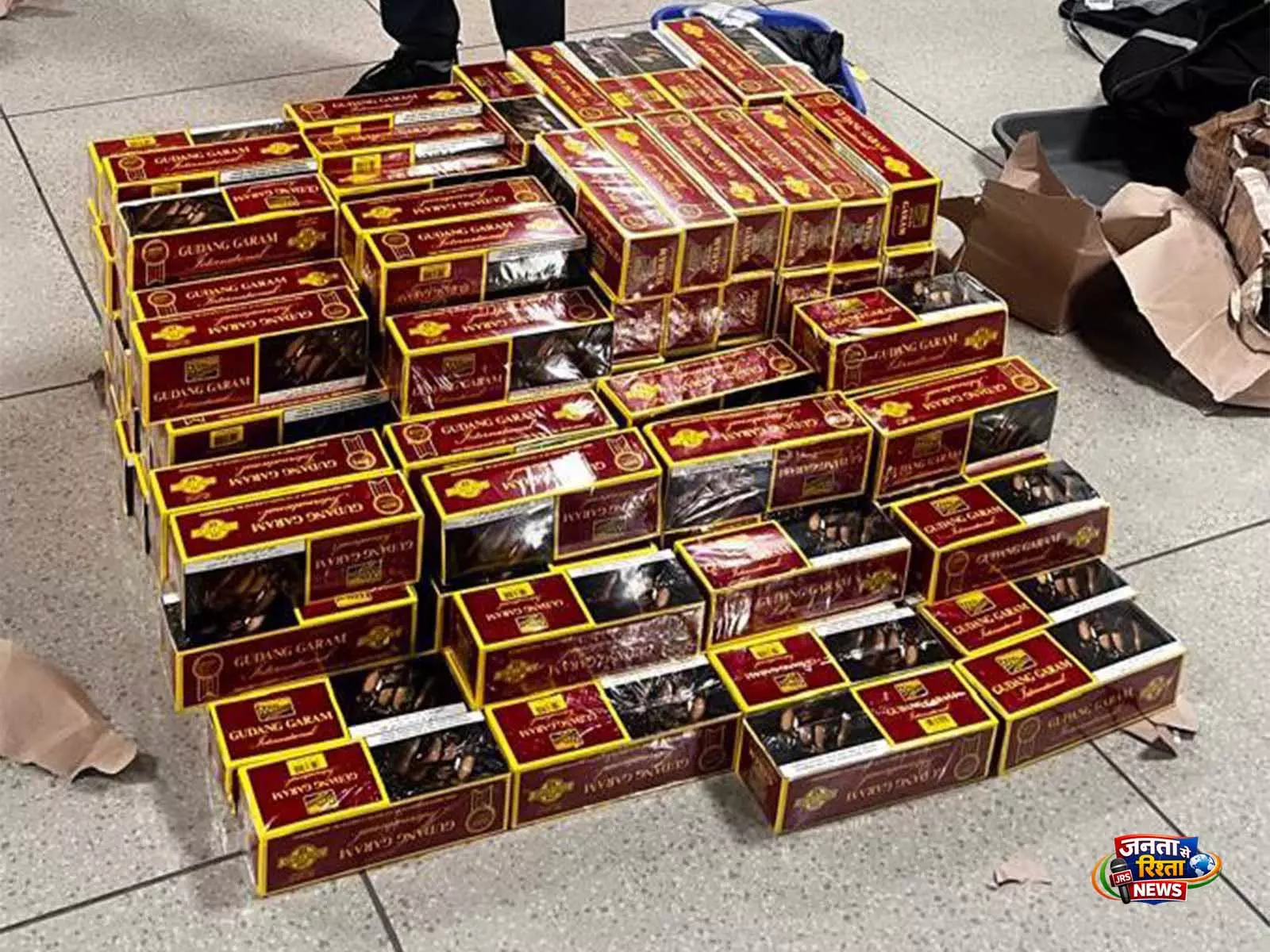 Ahmedabad हवाई अड्डे पर कस्टम्स ने विदेशी सिगरेट के 566 बॉक्स ज़ब्त किए, तीन लोग हिरासत में Ahmedabad हवाई अड्डे पर कस्टम्स ने विदेशी सिगरेट के 566 बॉक्स ज़ब्त किए, तीन लोग हिरासत में