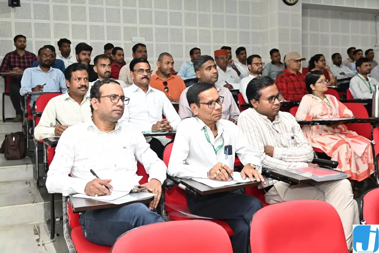 नवा रायपुर IIIT में डिजिटल दक्षता और AI एकीकरण पर प्रशिक्षण नवा रायपुर IIIT में डिजिटल दक्षता और AI एकीकरण पर प्रशिक्षण