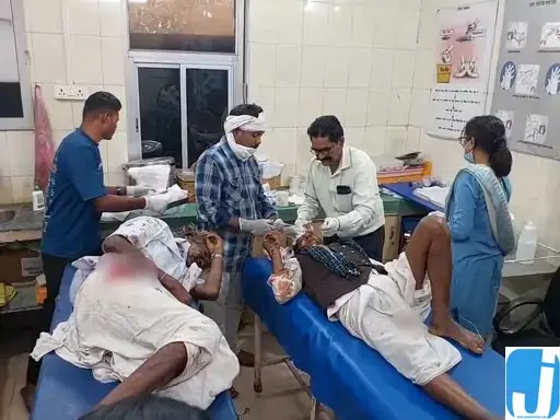 बारातियों से भरी पिकअप पलटी, 21 घायल, 3 की हालत गंभीर बारातियों से भरी पिकअप पलटी, 21 घायल, 3 की हालत गंभीर