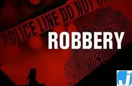 Robbery: दिनदहाड़े बदमाशों ने कैश वैन से लूटे 27 लाख रुपए Robbery: दिनदहाड़े बदमाशों ने कैश वैन से लूटे 27 लाख रुपए