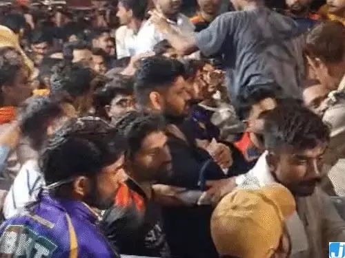 रायपुर RCB vs KKR मैच में हंगामा, स्टेडियम गेट पर बेकाबू भीड़, सुरक्षा पर उठे सवाल रायपुर RCB vs KKR मैच में हंगामा, स्टेडियम गेट पर बेकाबू भीड़, सुरक्षा पर उठे सवाल