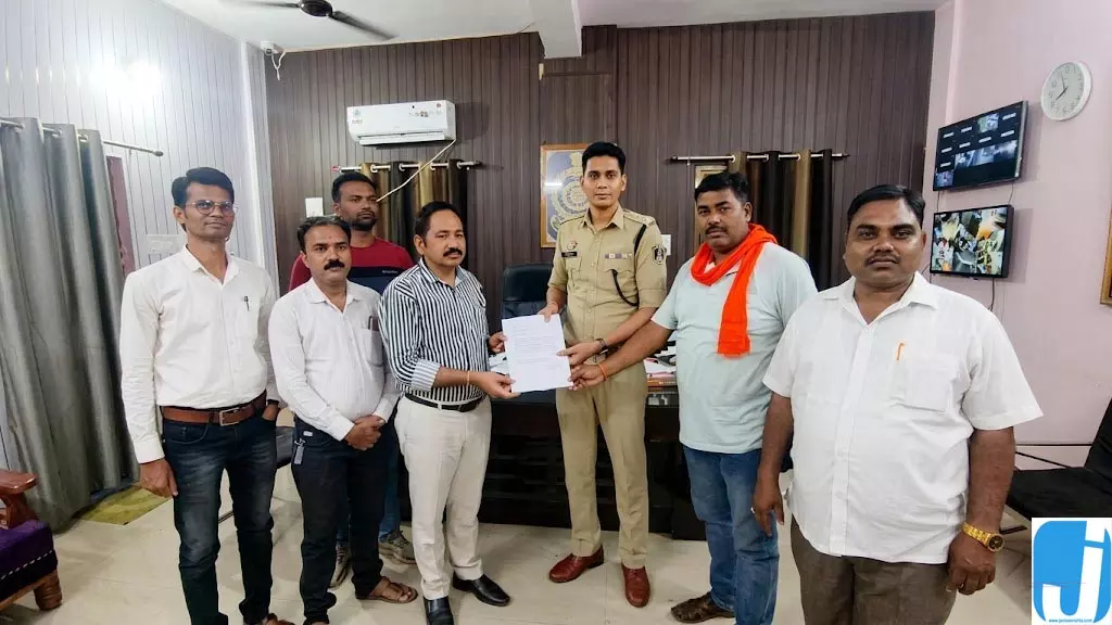 सुशासन तिहार 2026 में हंगामा, पार्षद समेत कई पर FIR; अधिकारियों को बंधक बनाने का आरोप सुशासन तिहार 2026 में हंगामा, पार्षद समेत कई पर FIR; अधिकारियों को बंधक बनाने का आरोप