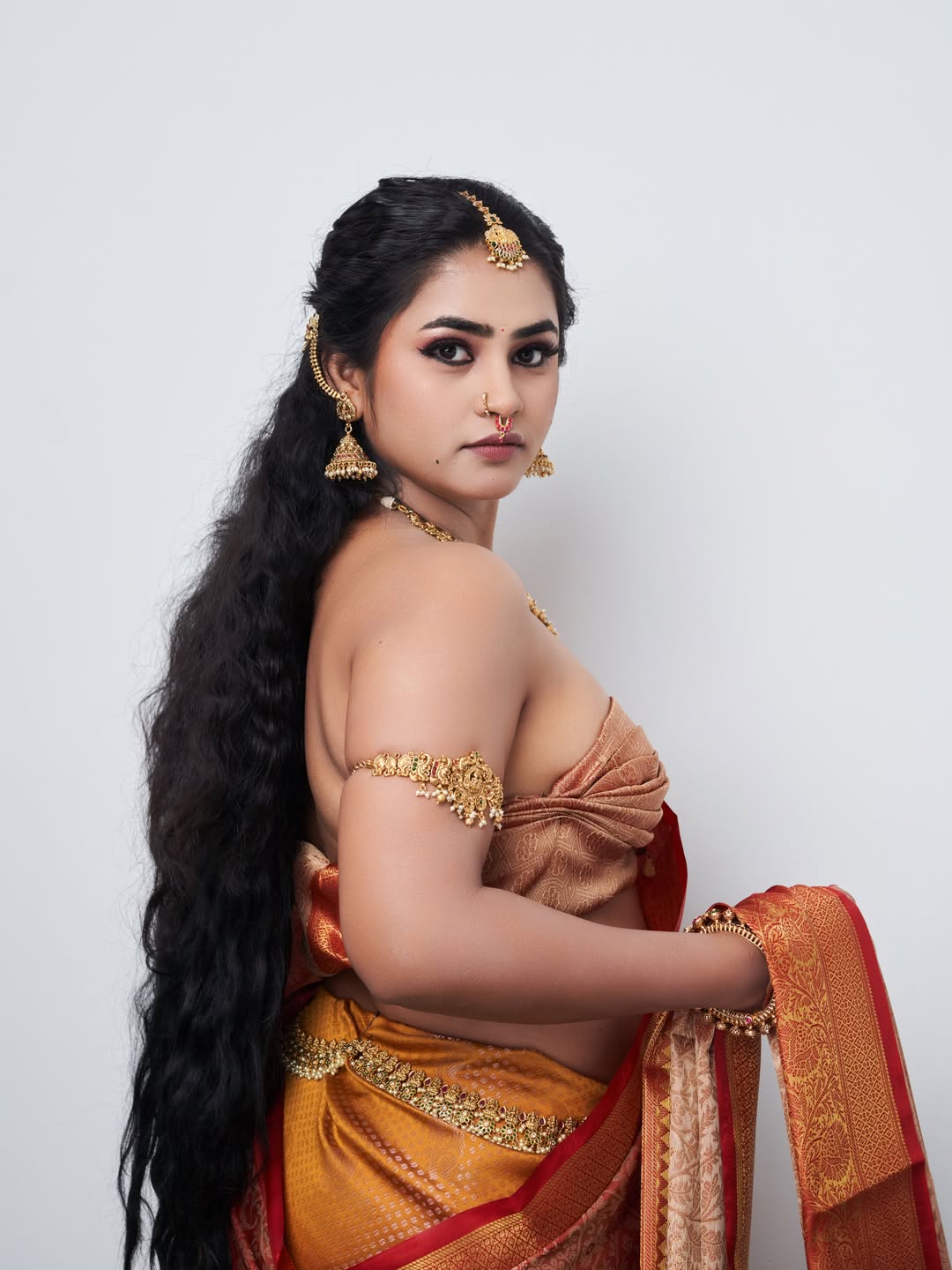 साड़ी में खूबसूरत लगी सौम्या