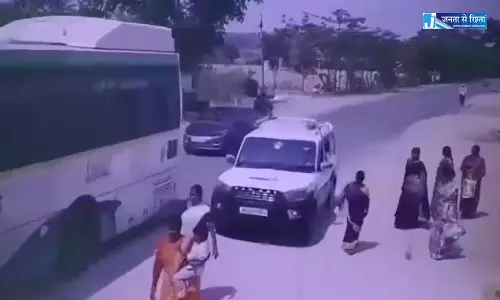 स्कॉर्पियो ने कई यात्रियों को कुचला, महिला की मौत स्कॉर्पियो ने कई यात्रियों को कुचला, महिला की मौत