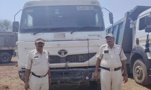 रेत और चूनापत्थर से भरे 3 हाईवा जब्त, प्रशासन की सख्त कार्रवाई रेत और चूनापत्थर से भरे 3 हाईवा जब्त, प्रशासन की सख्त कार्रवाई