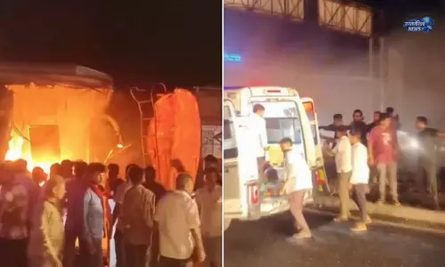Gujarat : भीषण सड़क हादसा, टैंकर से टकराई बस में आग लगी; 4 यात्रियों की मौत, 10 घायल Gujarat : भीषण सड़क हादसा, टैंकर से टकराई बस में आग लगी; 4 यात्रियों की मौत, 10 घायल
