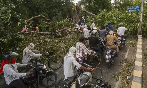 UP : आंधी-बारिश का कहर, 56 लोगों की मौत, कई जिलों में भारी नुकसान UP : आंधी-बारिश का कहर, 56 लोगों की मौत, कई जिलों में भारी नुकसान