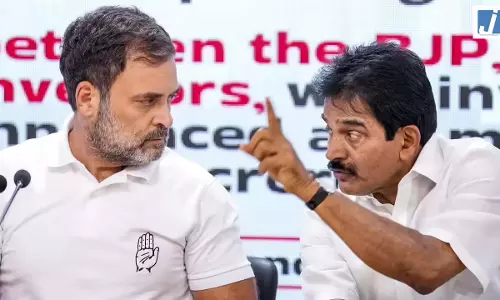 केसी वेणुगोपाल केरल में मुख्यमंत्री बनने के सबसे बड़े दावेदार, दिल्ली में राहुल गांधी के साथ बैठक केसी वेणुगोपाल केरल में मुख्यमंत्री बनने के सबसे बड़े दावेदार, दिल्ली में राहुल गांधी के साथ बैठक