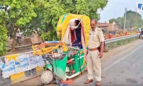 भीषण सड़क हादसा, ट्रक-ऑटो की टक्कर में तीन की मौत