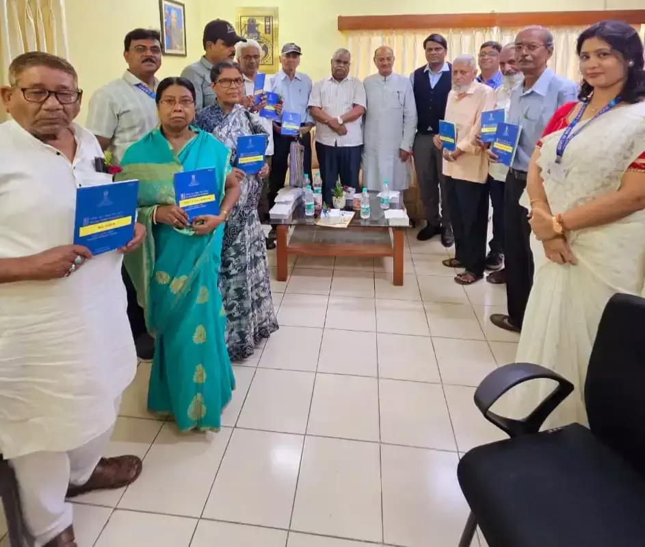 Asansol: कर्मचारियों को पीपीओ पुस्तिका उपलब्ध कराने की पहल Asansol: कर्मचारियों को पीपीओ पुस्तिका उपलब्ध कराने की पहल