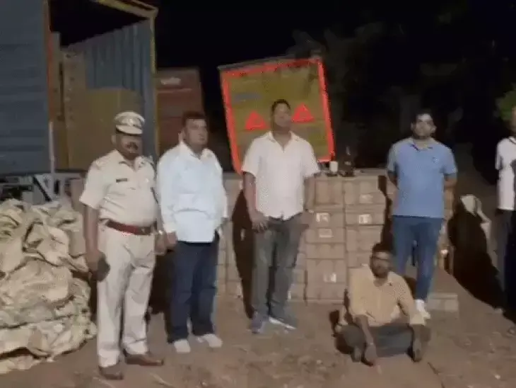Udaipur: गुजरात ले जा रहे अवैध शराब तस्कर को पुलिस ने दबोचा Udaipur: गुजरात ले जा रहे अवैध शराब तस्कर को पुलिस ने दबोचा