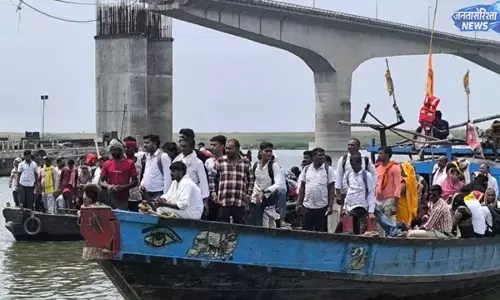 Bihar : मौसम में बदलाव का असर, तेज हवा के बीच बरारी पुल घाट से सुबह नाव सेवा शुरू Bihar : मौसम में बदलाव का असर, तेज हवा के बीच बरारी पुल घाट से सुबह नाव सेवा शुरू