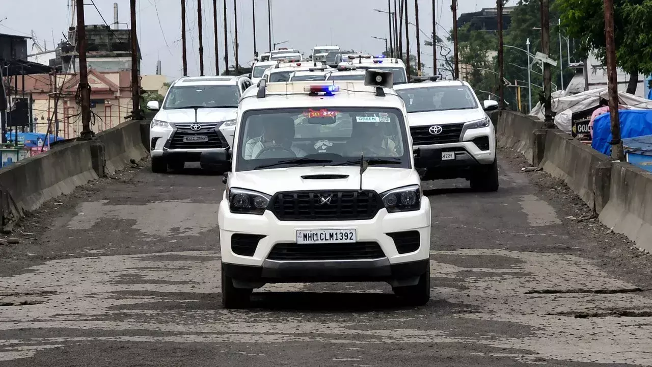 Mumbai: फडणवीस ने सुरक्षा काफिले में वाहनों की संख्या घटाई Mumbai: फडणवीस ने सुरक्षा काफिले में वाहनों की संख्या घटाई