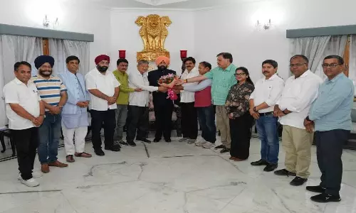 Dehradun: कांग्रेस नेताओं ने राज्यपाल से की भेंट, ज्ञापन सौंपा