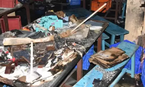 Kolkata: अवैध फैक्ट्री पर प्रशासन का एक्शन